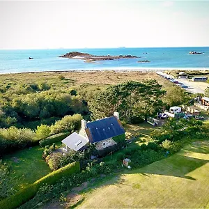  Hébergement de vacances Grande Maison, Les Pieds Dans L'eau, Bord De